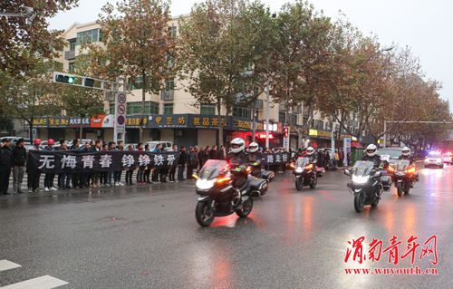 澳门一码一肖一特一中管家和35岁民警因公牺牲与35岁民警因公牺牲 送别现场妻子震撼举动令人心 如刀割